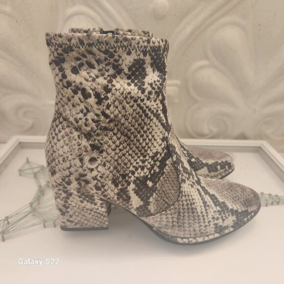 Marc Fisher " Leave" Print Booties. NWOT. Size 6 - Picture 1 of 7